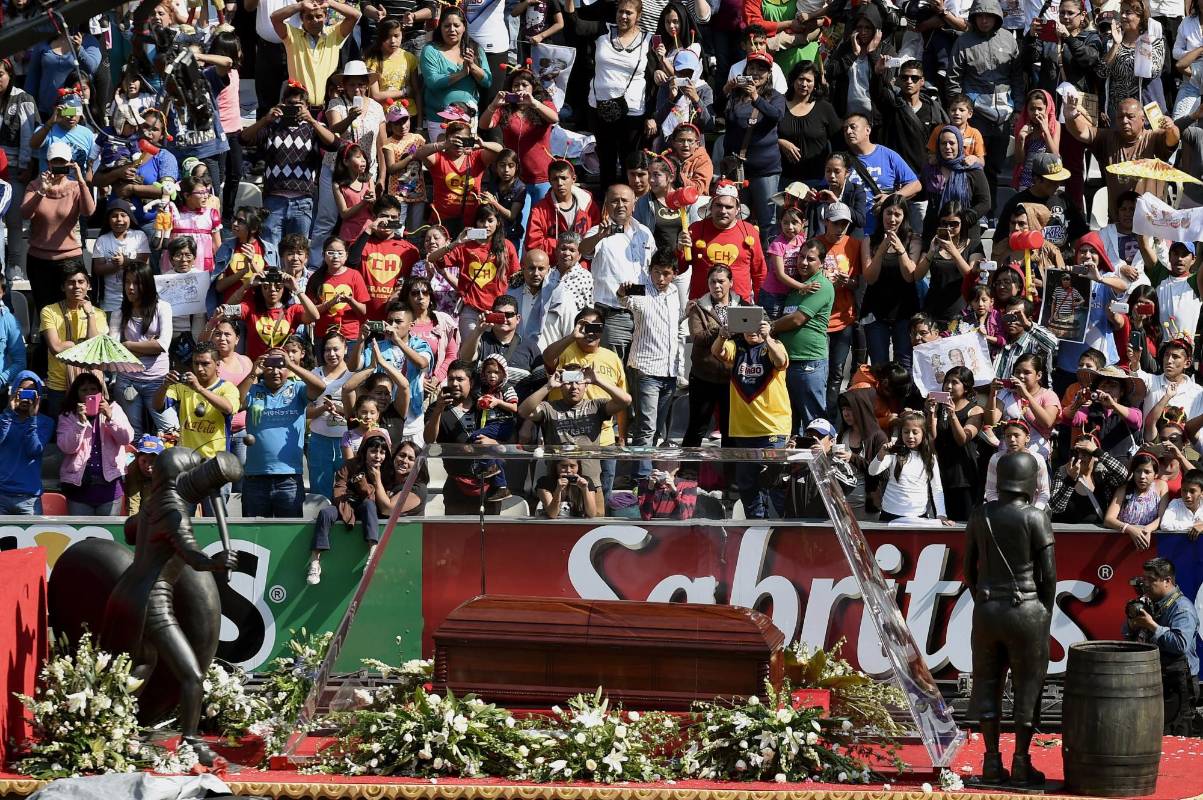 Miles de personas despidieron este domingo y le rindieron tributo en el Estadio Azteca al fallecido Roberto Gómez Bolaños. FOTO AFP