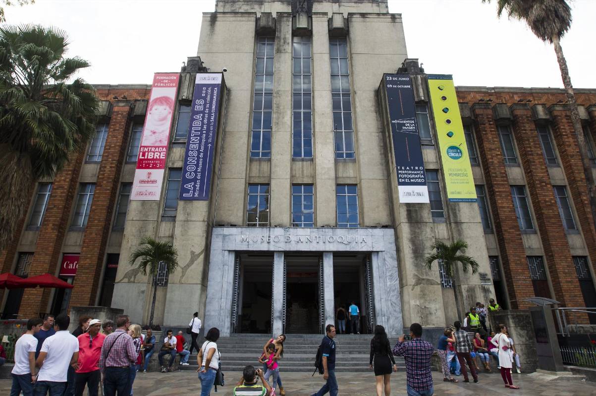 Otra de las entidades con más de 100 años de historia es el Museo de Antioquia. Antes se llamó Museo de Zea. Su edificio, diseñado por H. M. Rodríguez e Hijos, fue el Palacio Municipal. En este centro cultural hay obras y colecciones de las más importantes figuras de las artes de Antioquia y el país. Débora Arango, Francisco Antonio Cano, Pedro Nel Gómez, Eladio Vélez, Ethel Gilmour, Fernando Botero... También acoge manifestaciones artísticas contemporáneas. Su directora es María del Rosario Escobar. Cl. 52 N° 52-43. teléfono: 251 36 36.