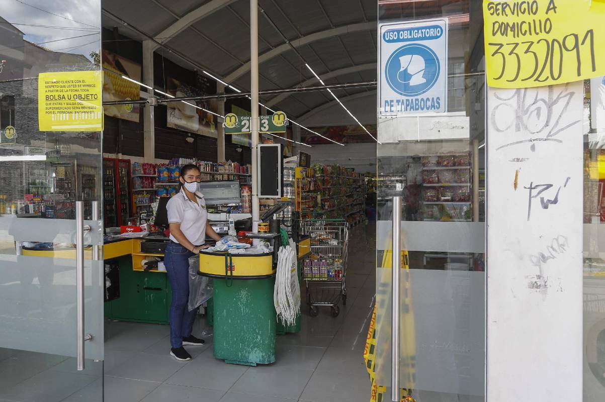 Las tiendas de barrio y los supermercados incrementaron las ventas a domicilio como respuesta a la cuarentena estricta. FOTO MANUEL SALDARRIAGA QUINTERO