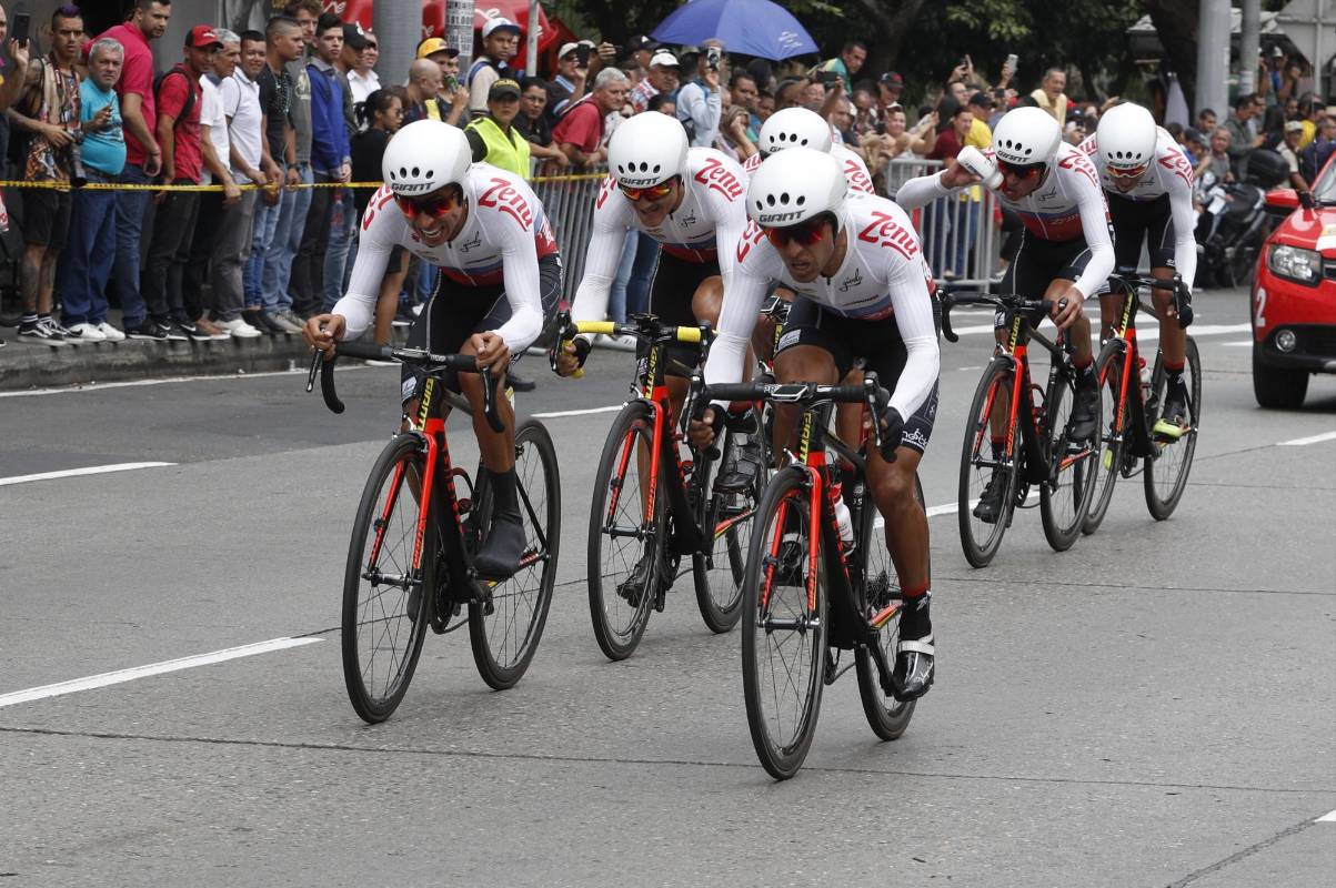 La primera etapa fue un circuito de 14 kilómetros por el centro y el sur de Medellín. Education First, el equipo de Rigoberto Urán, se impuso en la contrarreloj con un tiempo de 15 minutos y 5 segundos. FOTO MANUEL SALDARRIAGA