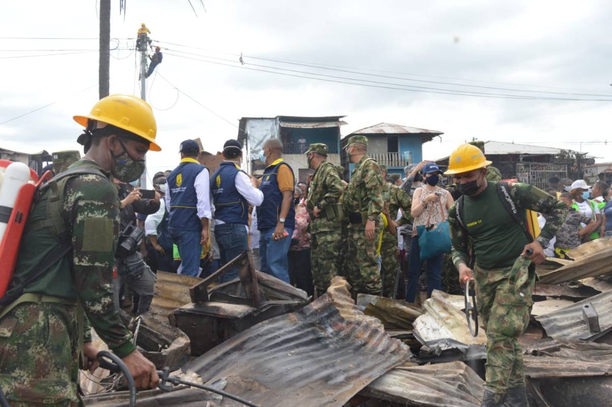 Así fue el voraz incendio en el municipio de Riosucio, Chocó y que dejó 72 viviendas afectadas, 320 personas damnificadas y muertas a una niña de 8 años y una mujer de 25. FOTO SÉPTIMA DIVISIÓN EJÉRCITO