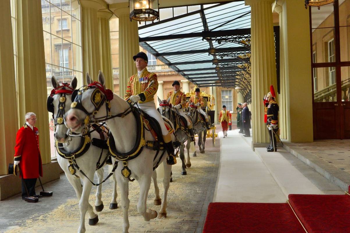 El Presidente Santos al llegar al centro de Londres recibió honores en compañía de la Reina Isabel II y el Príncipe Felipe. Foto Cortesía Presidencia