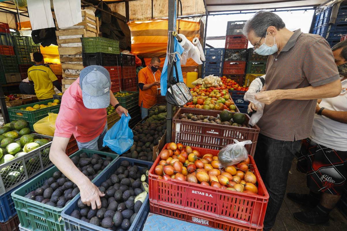 Con un aproximado de 5.985 toneladas de productos proveniente del todo departamento, la plaza Mayorista se abastece para que las familias puedan conseguir a precios económicos sus alimentos. Foto: Manuel Saldarriaga Quintero.