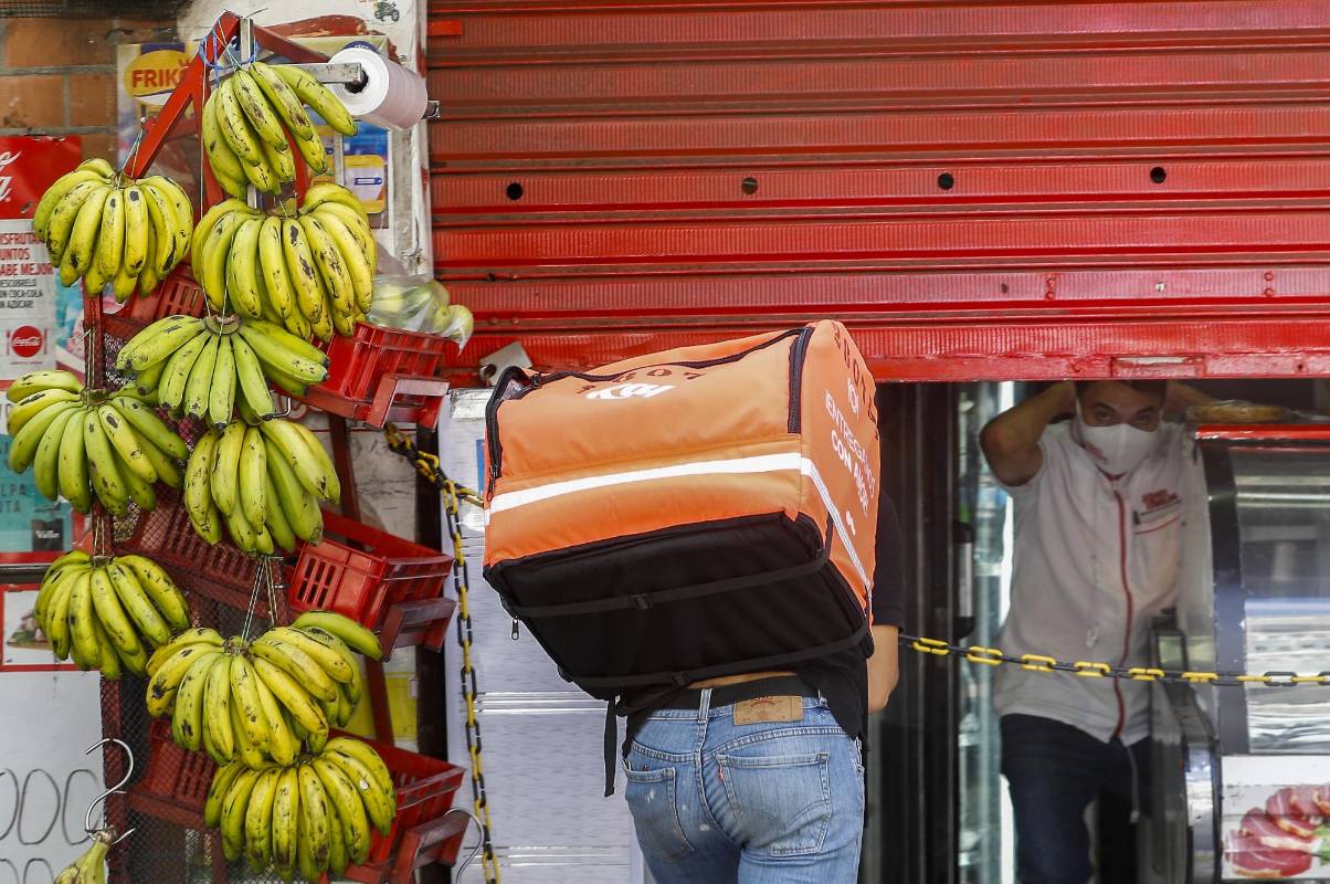 Las tiendas de barrio y los supermercados incrementaron las ventas a domicilio como respuesta a la cuarentena estricta. FOTO MANUEL SALDARRIAGA QUINTERO