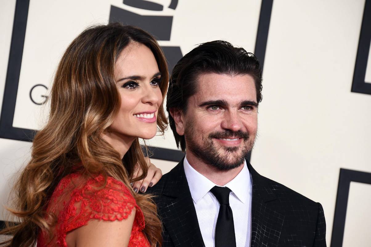Juanes llegó acompañado de Karen Martínez. FOTO AP