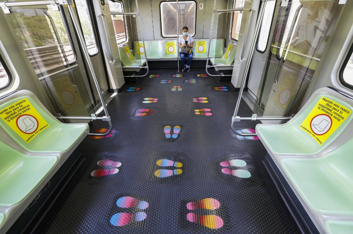  Los 10 artistas que trabajan en esta intervención hacen parte de la Mesa de Arte Urbano del Grafiti convocada por el Metro de Medellín. Foto Manuel Saldarriaga