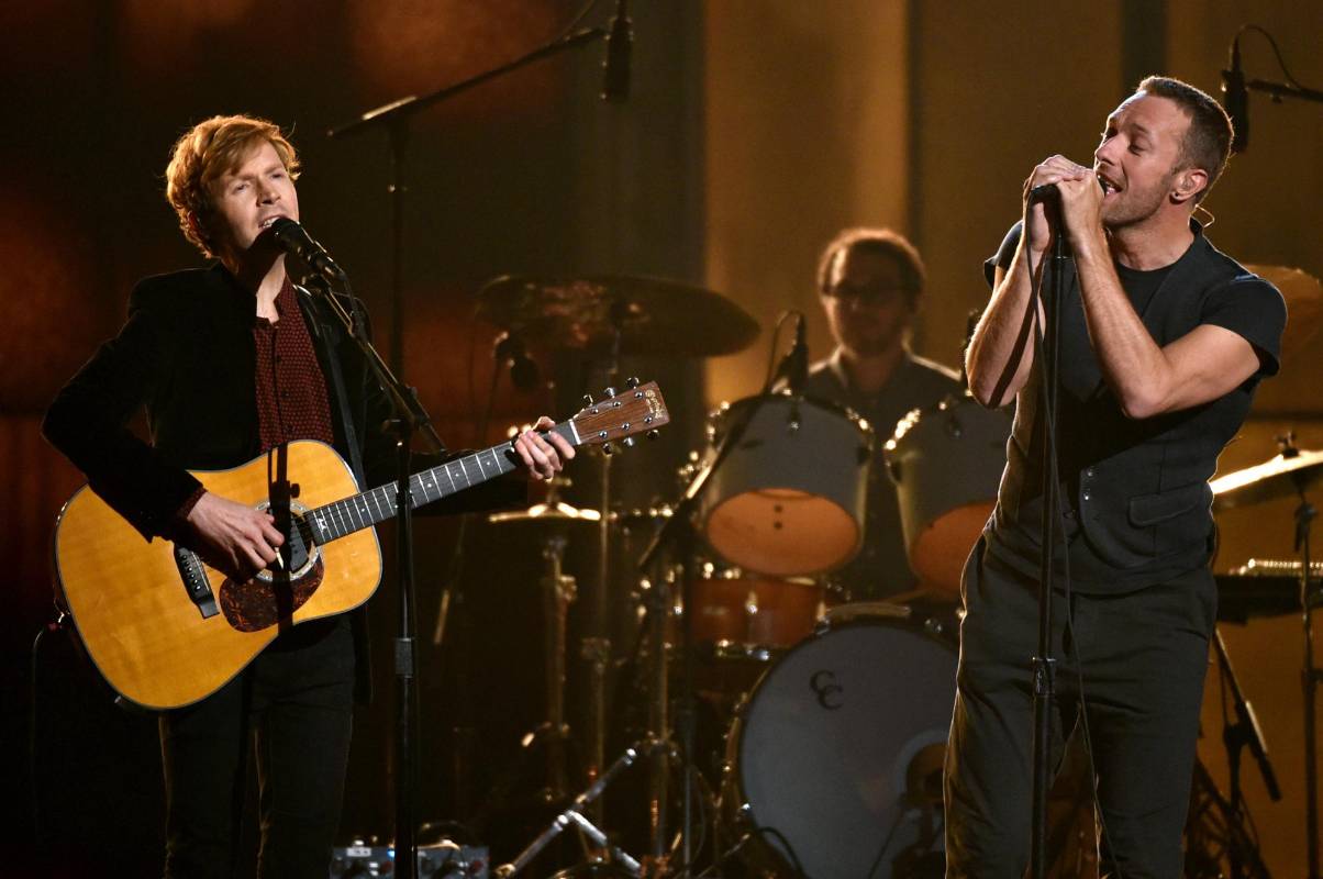 Beck, uno de los ganadores de la noche con Steve Martin. FOTO AP