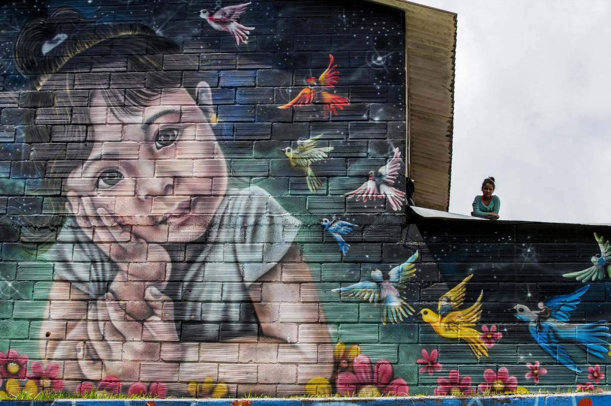 “La Niña” es un mural ubicado en uno de los barrios desplazado en su totalidad de San Carlos por los paramilitares entre el 2000 y el 2002. FOTO: JULIO CÉSAR HERRERA.