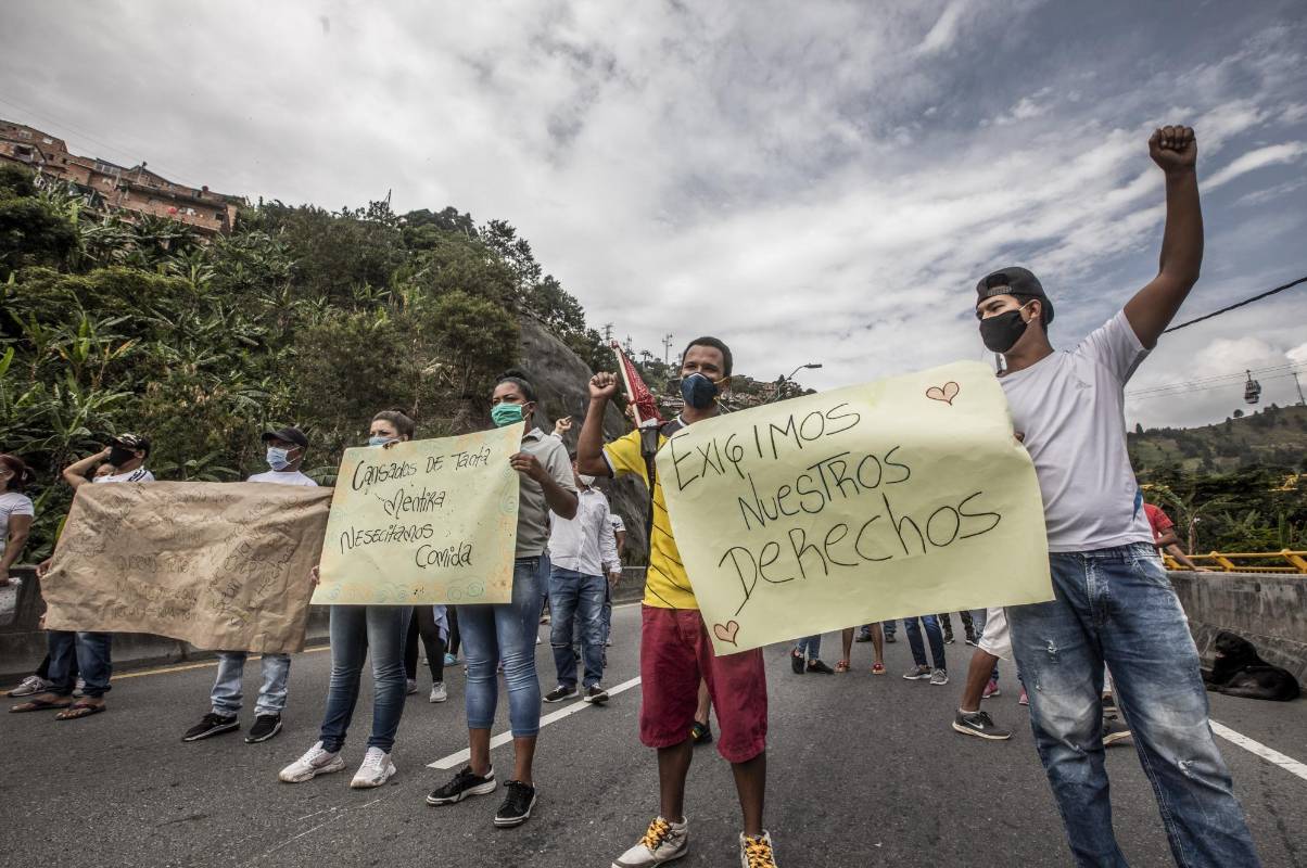 Plantón en la vía para exigir más ayudas. Foto. Camilo Suarez