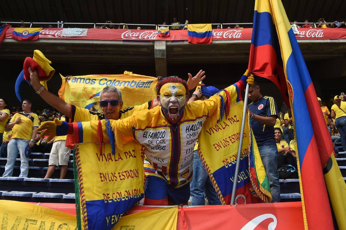 Varios fans de Colombia alientan a su equipo durante el partido contra Ecuador en el estadio de Metropolitano Roberto Meléndez de Barranquilla. FOTO AFP 