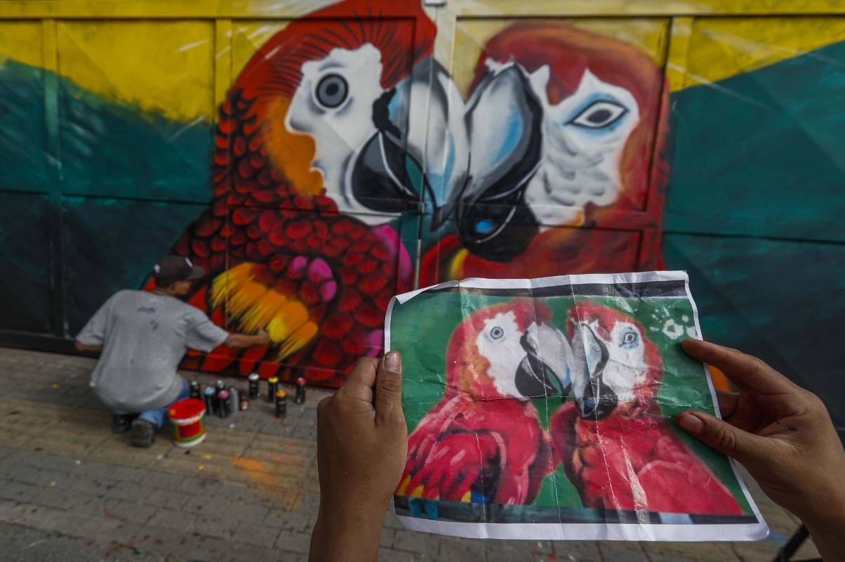 La corporación de jóvenes el Arte es la solución, buscan enviar un mensaje con sus pinturas urbanas de paisajes que contribuyan a la armonía de todos los habitantes del área metropolitana. Foto: Manuel Saldarriaga Quintero.