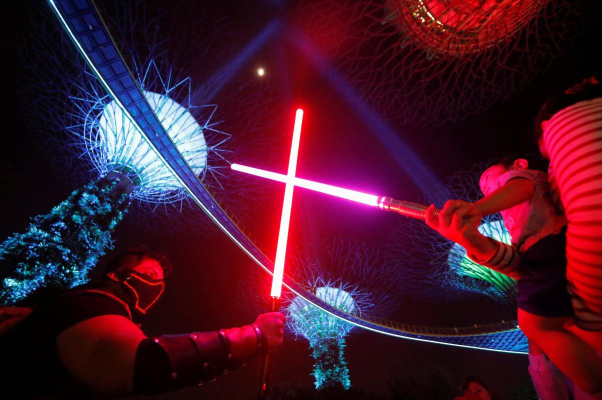 Los populares sables de luz no se perdieron la fiesta. Foto: AFP. 