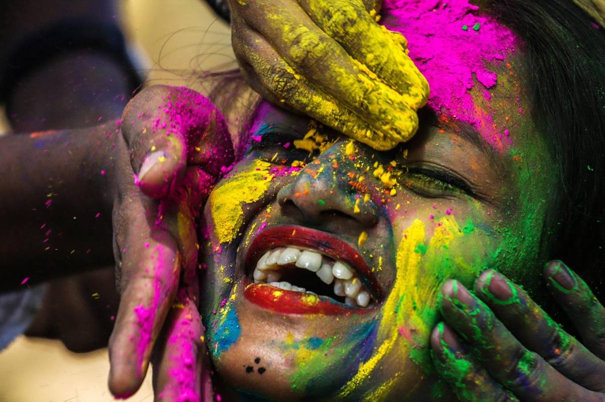  Una hindú con la cara embadurnada con polvos de colores participa este jueves en el festival de Holi en Bombay. Foto: EFE / Divyakant Solanki