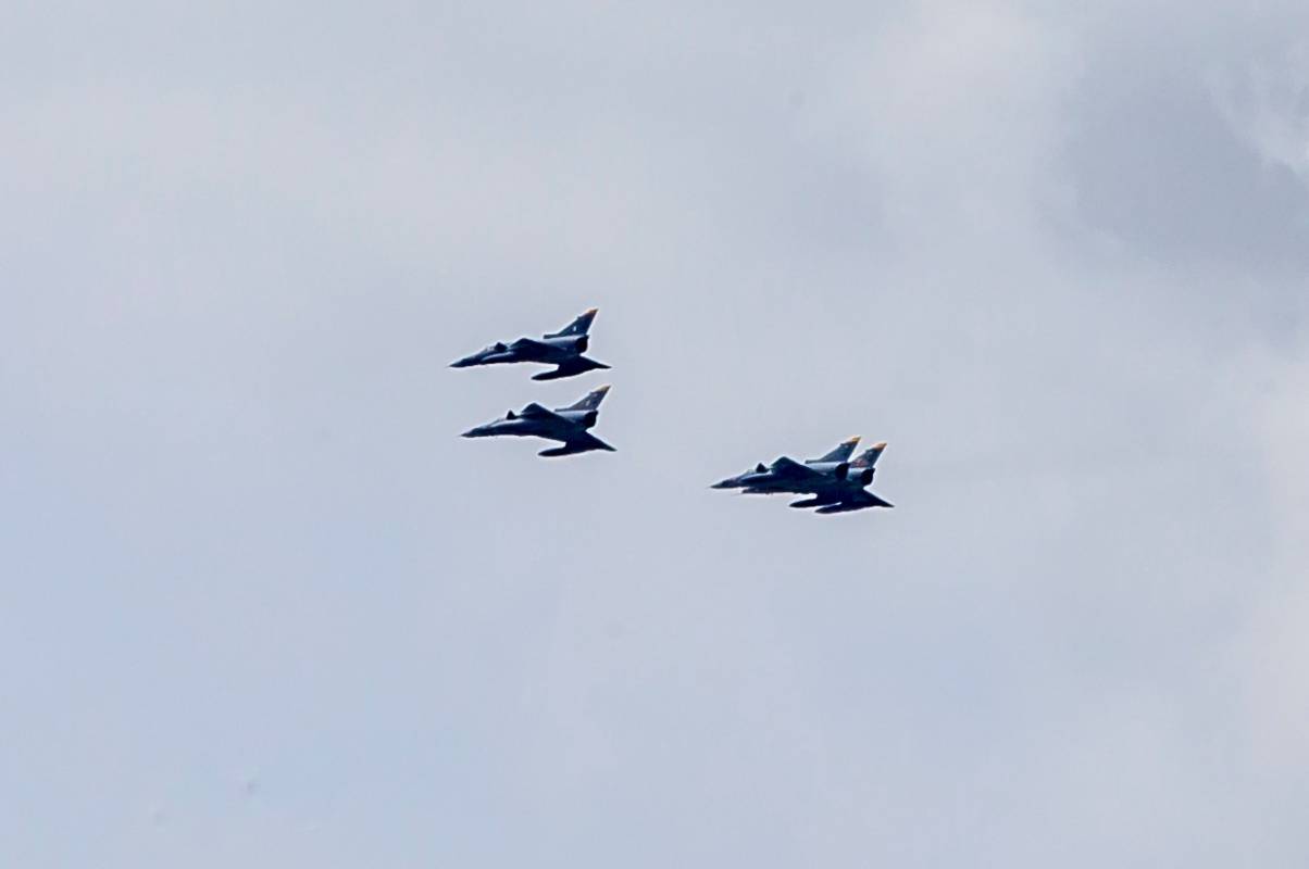Con sobre vuelos por el Valle de Aburrá de cuatro aviones Kfir (Cachorros de León) se celebraron los 210 años de la Independencia de Colombia. Foto: Juan Antonio Sánchez