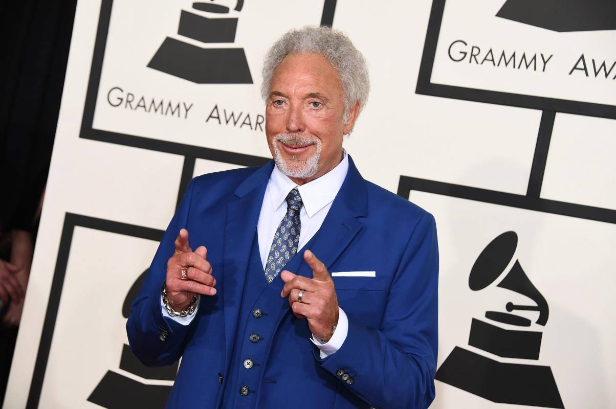 Tom Jones, como siempre muy elegante. FOTO AP