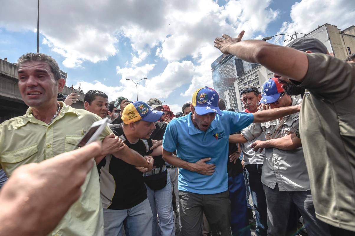 El dos veces candidato a la Presidencia de Venezuela Henrique Capriles aseguró a través de la red social Periscope que, ante el impedimento de los cuerpos de seguridad, se desvió hacia la principal avenida de Caracas, la Libertador, junto a otro grupo de personas con el fin de llegar a la Defensoría. FOTO AFP