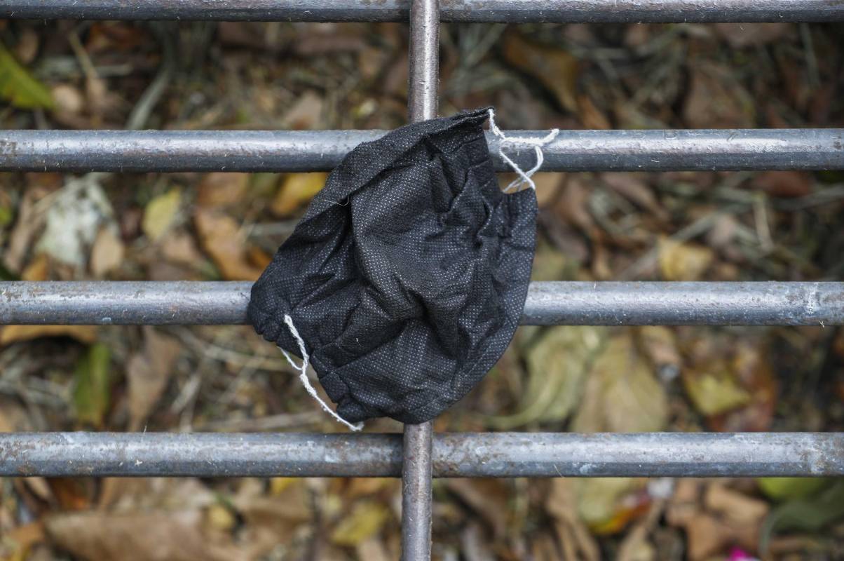 Los tapabocas que son elementos de bioseguridad, esos que protegen y salvan vidas, son tirados al piso como basura después de su uso. Una preocupante práctica porque genera contaminación y además un riesgo porque no se sabe el estado de salud de quien los usó. Foto: Manuel Saldarriaga Quintero.