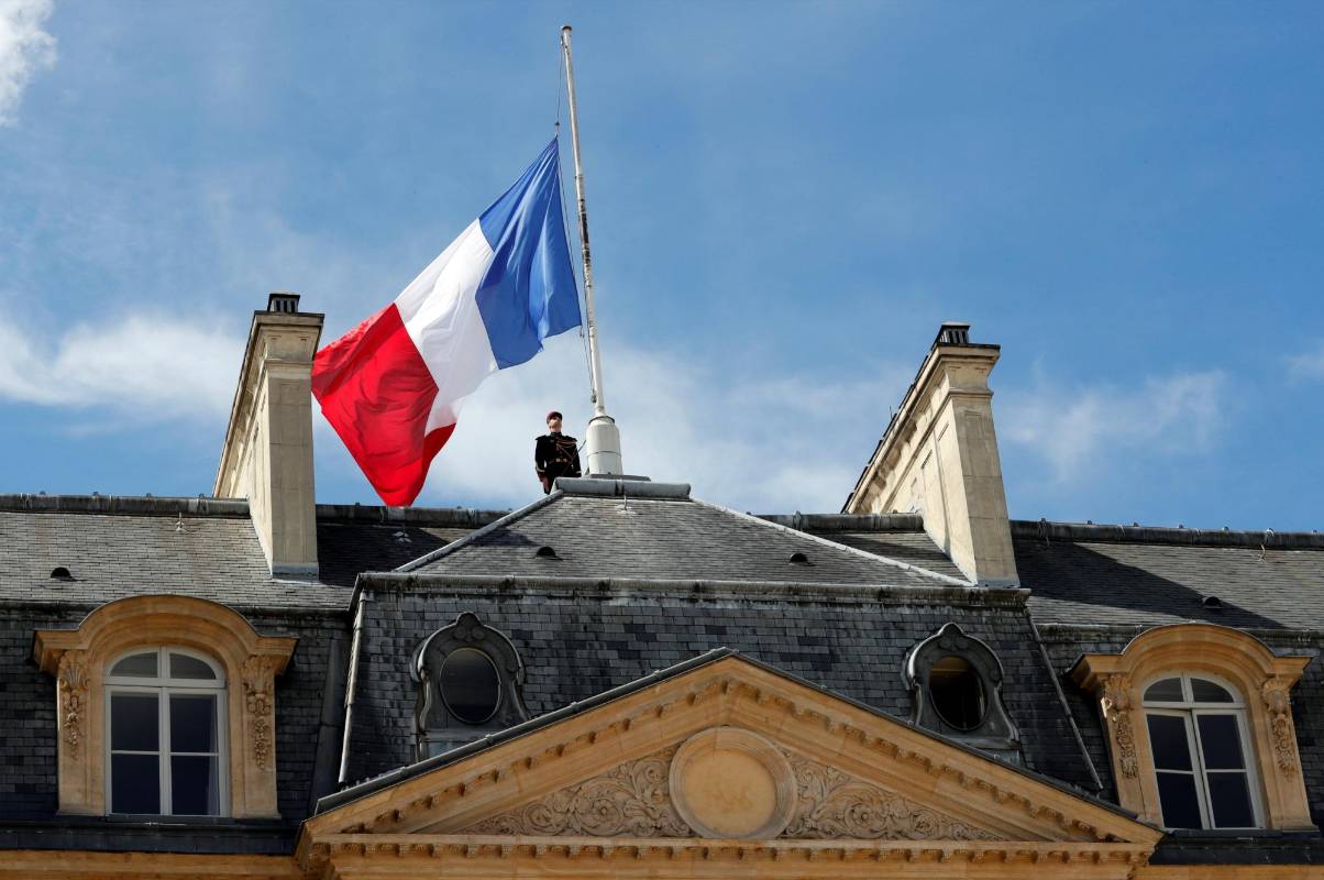 Las banderas de Francia amanecieron a media asta en señal de duelo. FOTO REUTERS