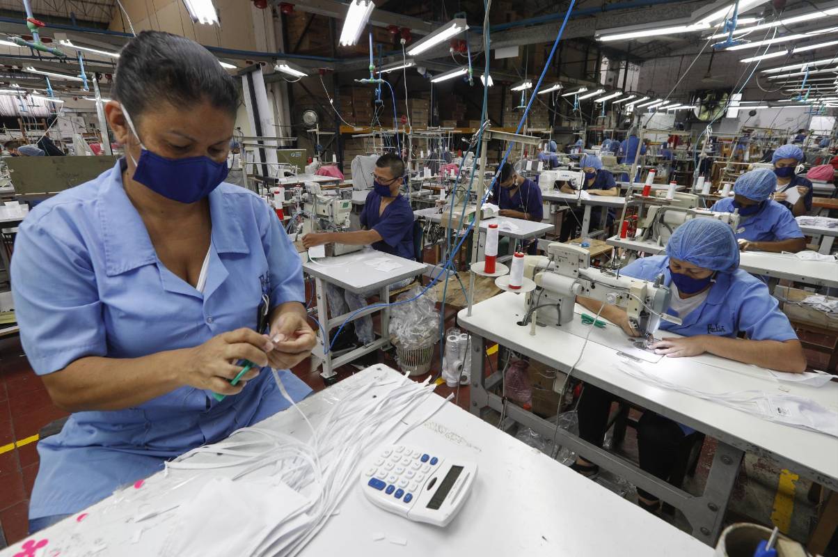El sector de la confesión Antioqueña encontró oportunidades en medio de la emergencia sanitaria, seguir operando en la producción de implementos como el tapabocas y claves para la generación de empleo por estos días. Felja es una de la empresas que confecciona camisetas para el Éxito. Foto: Manuel Saldarriaga Quintero