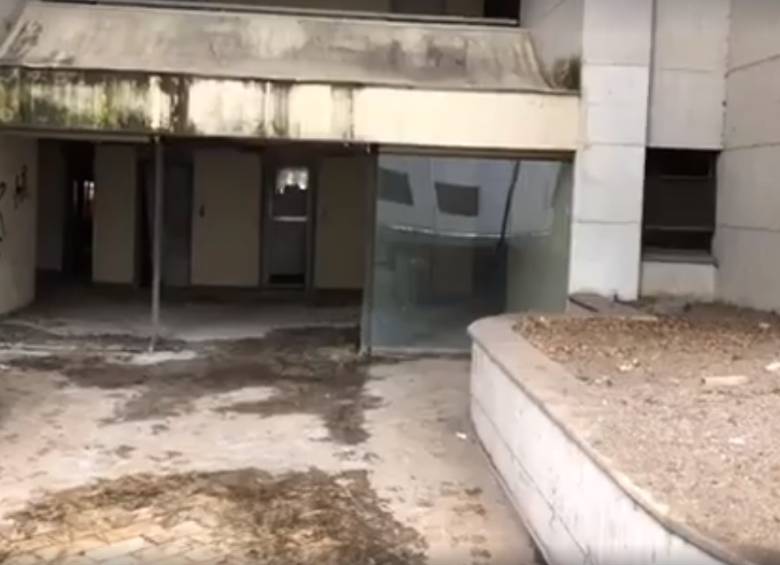 El alcalde de Medellín, Federico Gutiérrez, recorrió el interior del Edificio Mónaco que será demolido. FOTO CORTESÍA 