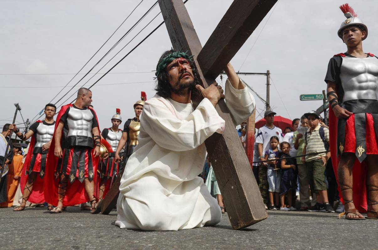 El viacrucis del barrio Villa del Socorro, en la comuna 2 de Medellín, tiene la representación en vivo. Foto Manuel Saldarriaga