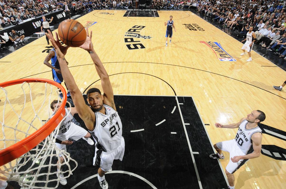 El mayor emblema de los San Antonio Spurs, Tim Duncan, anunció su retiro del baloncesto profesional. En 19 temporadas de la NBA cosechó cinco títulos. FOTO AFP