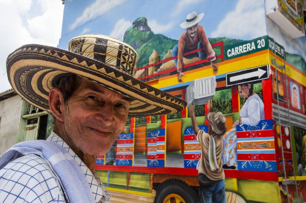 Donde hubo imágenes de intimidación hoy hay pinturas de vida y color. FOTO: JULIO CÉSAR HERRERA.
