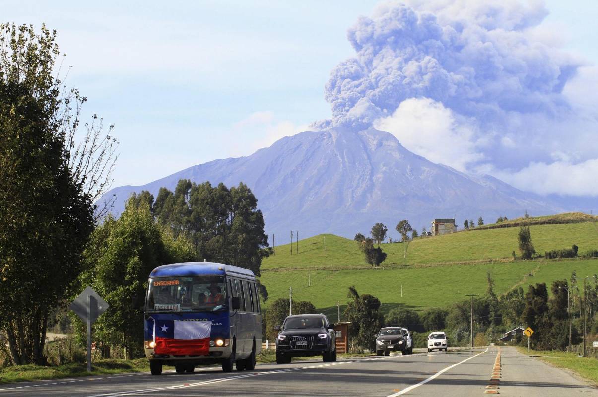  Las autoridades mantienen la alerta roja en la zona, la exclusión de veinte kilómetros alrededor del cráter y se inició una evacuación preventiva de las zonas aledañas al volcán. 