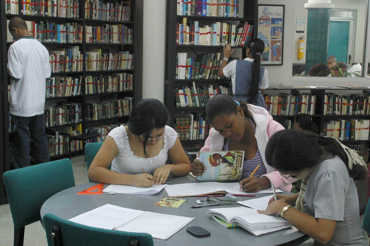 Comfenalco, en la Avenida La Playa, tiene un edificio dedicado a la cultura. En él hay sala de exposiciones, auditorio para charlas, cine y conciertos, así como una biblioteca muy visitada. Está en la Calle 51 N° 36-66. Teléfono: 511 21 33. Foto: Manuel Saldarriaga