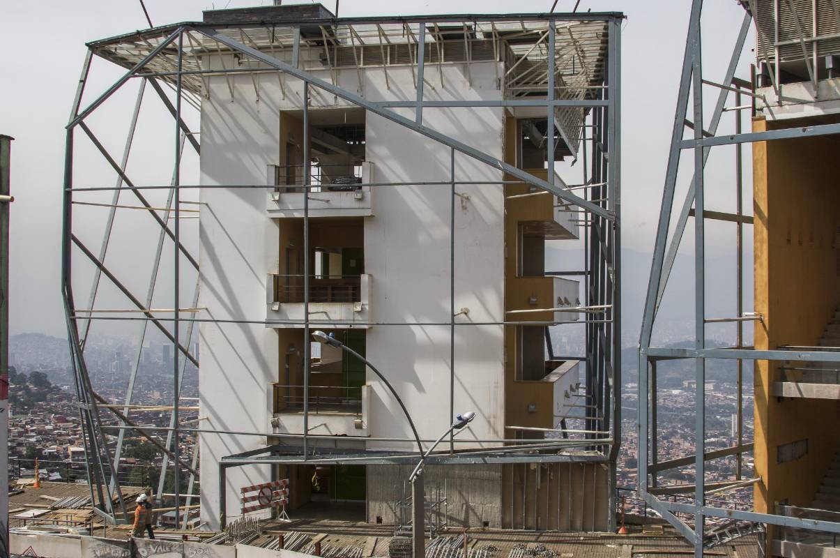 Las obras de reparación y refuerzo de la estructura del parque biblioteca, a cargo del consorcio Obras Medellín, no se han cumplido de acuerdo con el cronograma. FOTO ROBINSON SÁENZ