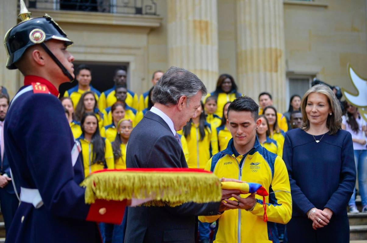 A pesar que el gimnasta Jossimar Calvo, fue elegido por votación para llevar la bandera de Colombia en la inauguración de los juegos, todo parece indicar que el cucuteño no podría hacer parte de ese evento. Foto Cortesía Presidencia