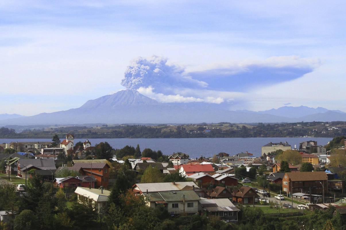 El subsecretario del Interior, Mahmud Aleuy, confirmó que la última erupción tiene una intensidad sísmica muy inferior a las dos anteriores, sobre todo si se compara con la primera, cuando la columna de ceniza alcanzó una altura de 17 kilómetros.