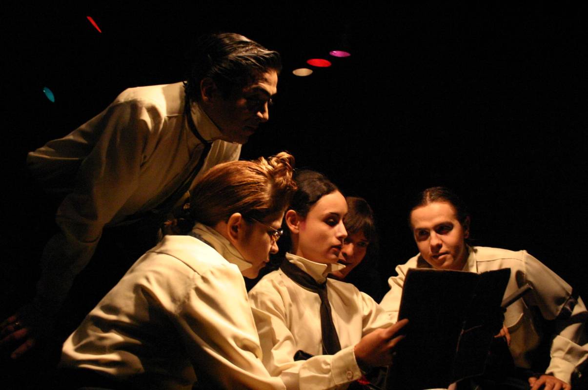 El Teatro Matacandelas fue fundado en Envigado en 1979 y muy pronto se trasladó a Medellín. Fue declarado Patrimonio Cultural de la Ciudad de Medellín en 1991. En sus 38 años de existencia ha producido más de 52 montajes, entre ellos unos 12 pertenecientes al teatro de títeres. Actualmente cuenta con 20 obras de repertorio. Algunas de ellas son: Primer amor, de Samuel Beckett; La casa grande, de Álvaro Cepeda Samudio; Ego Scriptor, de Ezra Pound; Las danzas privadas de Jorge Holguín Uribe; El Mediumuerto o ¿pero no se supone, Roger, que los médiums no se mueren?, de José Domingo Garzón; La caída de la casa Usher - Velada Gótica I de Edgar Allan Poe; Medea, de Lucio Anneo Séneca; Los ciegos, de Maurice Maeterlinck; Juegos nocturnos I, de Jean Tardieu, y O marinheiro, de Fernando Pessoa. En la imagen, Los diplomas, de Andrés Caicedo. En su sede también hay espectáculos de música, literatura, danza y otras propuestas. Está en la Cl. 47 N° 43-47. Teléfono: 215 10 10. Foto Cortesía Matacandelas