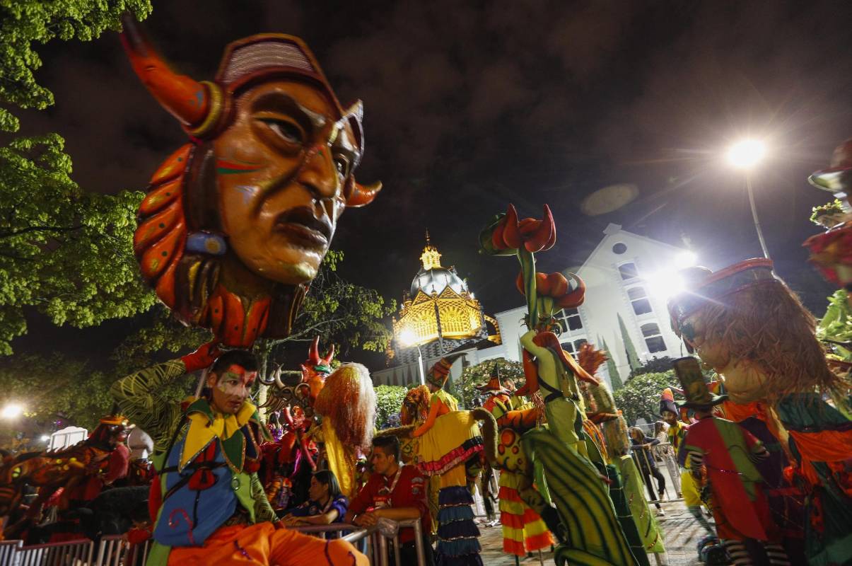 La llorona, el cura sin cabeza, la patasola y otros mitos y leyendas hacen parte del tradicional desfile en la ciudad de Medellín, que es considerado patrimonio cultural inmaterial de Latinoamérica. Foto: Manuel Saldarriaga Quintero
