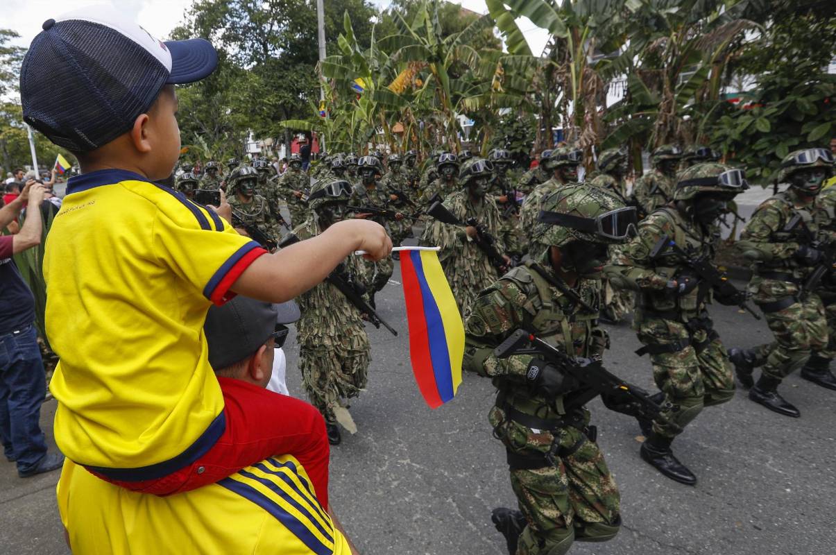 La fiesta de independencia colmó la carrera 70 de Medellín, las Fuerzas Militares, los cuerpos de rescate y los indígenas compartieron con la gente que se volcó a las calles. Foto: Manuel Saldarriaga Quintero.