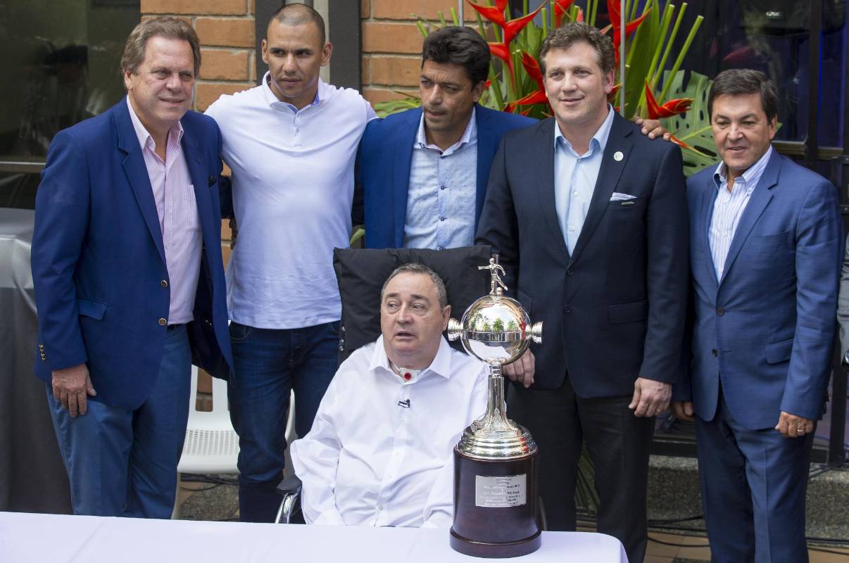 El técnico rodeado de los invitados especiales que lo acompañaron en la mesa principal. FOTO JUAN ANTONIO SÁNCHEZ