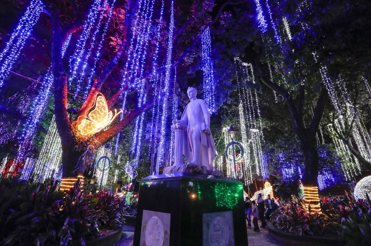 El municipio más pequeño del país recibe miles de turistas y locales para visitar el alumbrado, especialmente en el parque principal. Foto: Róbinson Sáenz