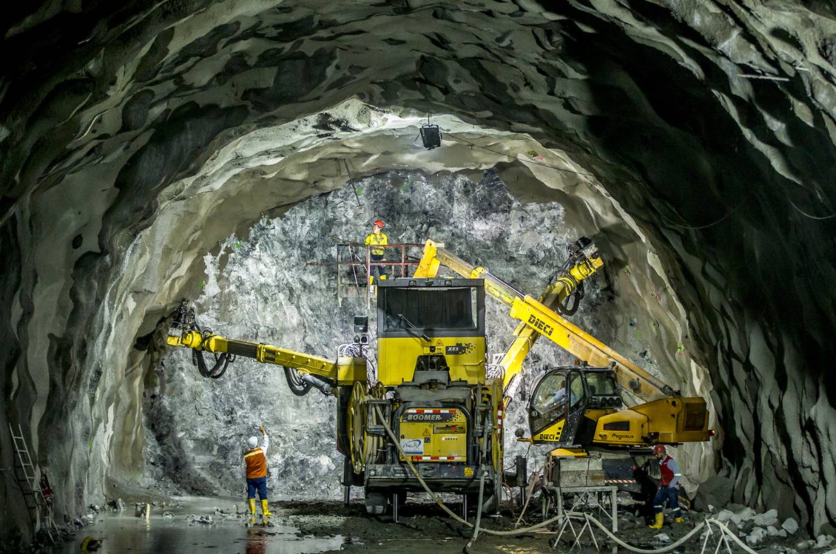 Esta obra se construye al costado sur del túnel Fernando Gómez Martínez, conduce de Medellín a Santa Fe y de allí a Urabá. Foto Juan Antonio Sánchez Ocampo