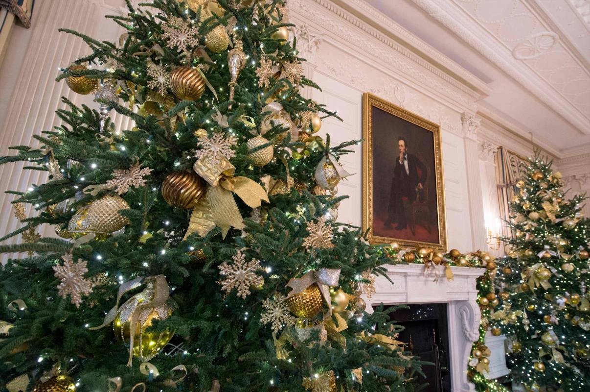 Un total de 53 arbolillos navideños repartidos por la Casa Blanca, más de 5.600 metros de luces y más de 3.400 metros de cinta componen la decoración. FOTO AFP