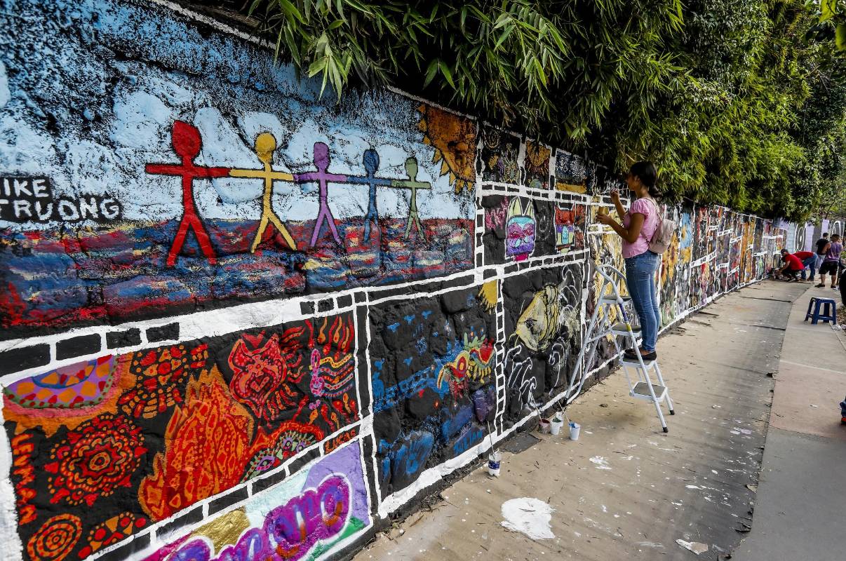 Por un día, 10 niños de Buen Comienzo también contribuirán a terminar el mural. Foto: Jaime Pérez Munévar