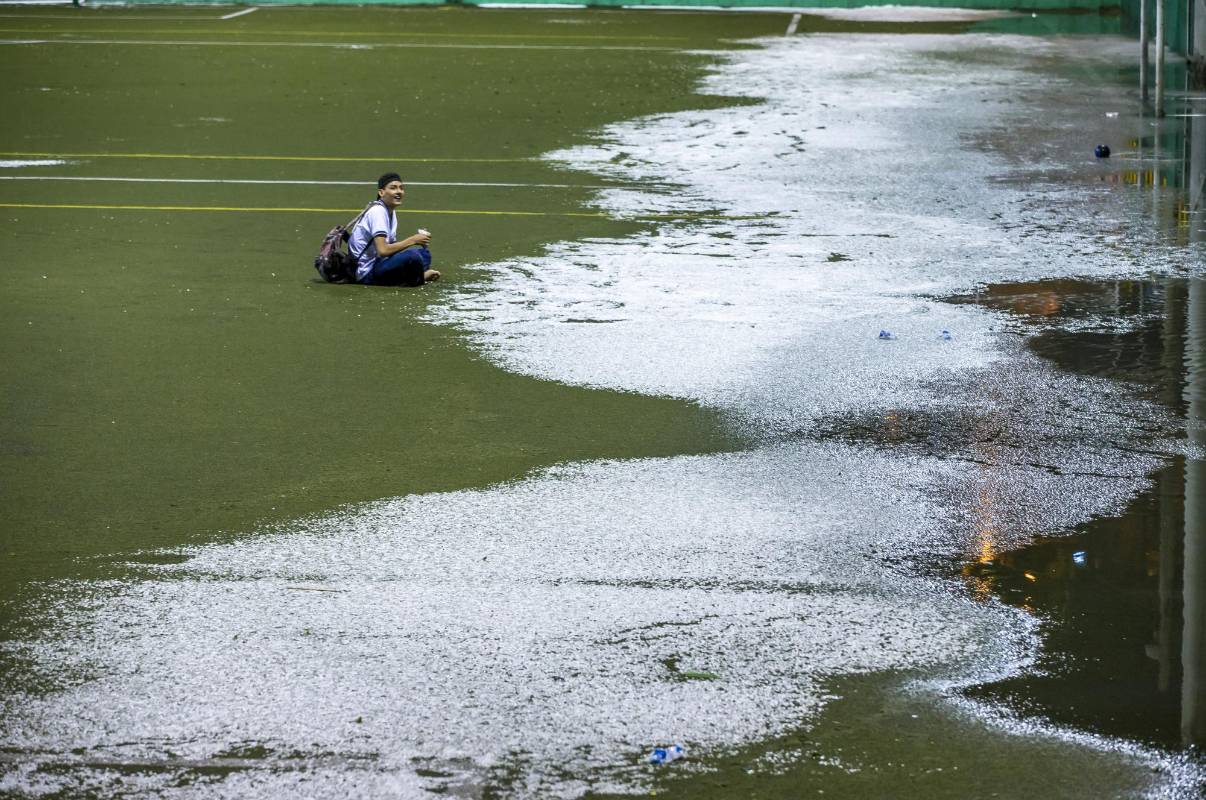 El granizo se acumuló especialmente en la cancha sintética del corregimiento. Foto Juan Antonio Sánchez Ocampo