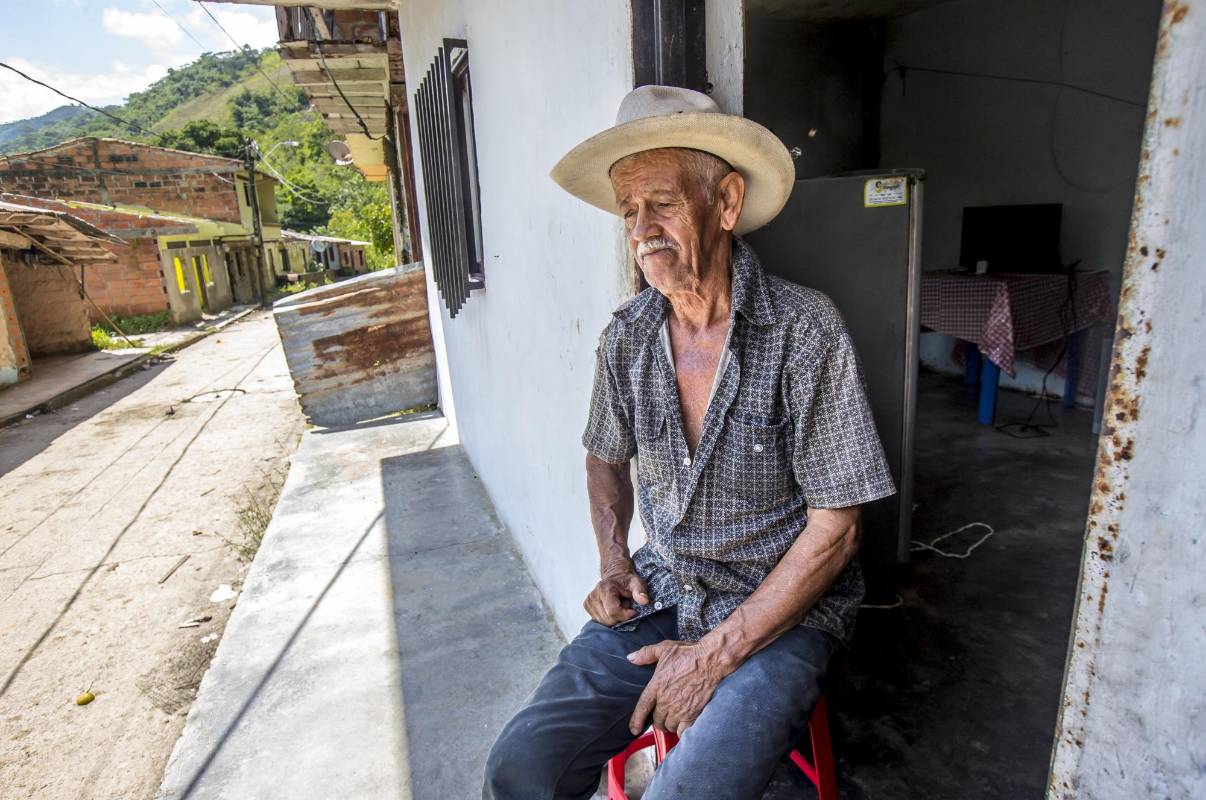 Aunque su vivienda tiene el letrero de no retorno don Guillermo Antonio Puerta visita diariamente lo que quedo de su casa y pasa largos periodos en ella. Foto Juan Antonio Sánchez Ocampo