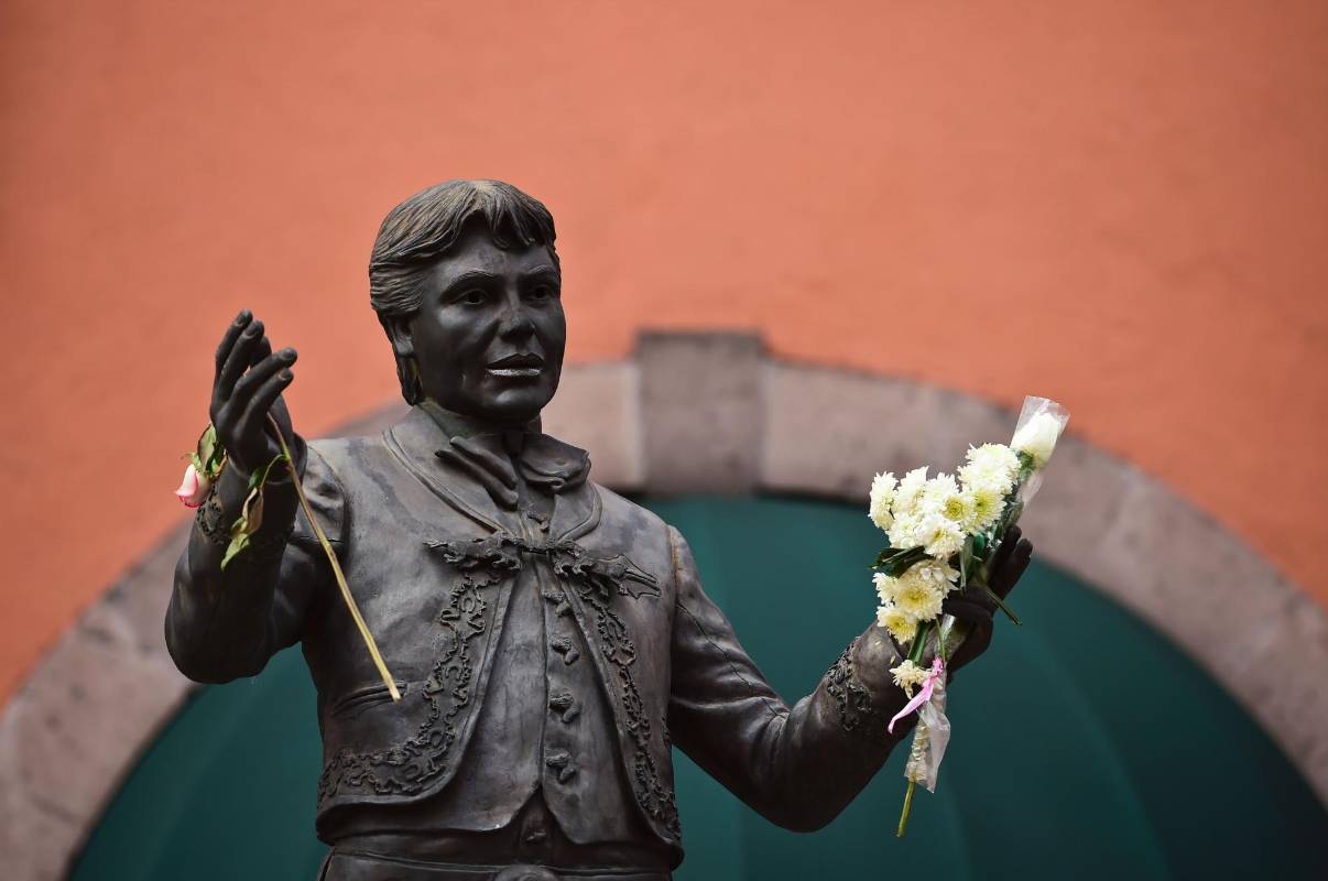 Ciudad Juárez dedicará una plaza y una estatua al fallecido cantante mexicano Juan Gabriel, que se crió y arrancó su carrera musical en esta norteña localidad, dijo su alcalde, Javier González Mocken. FOTO AFP
