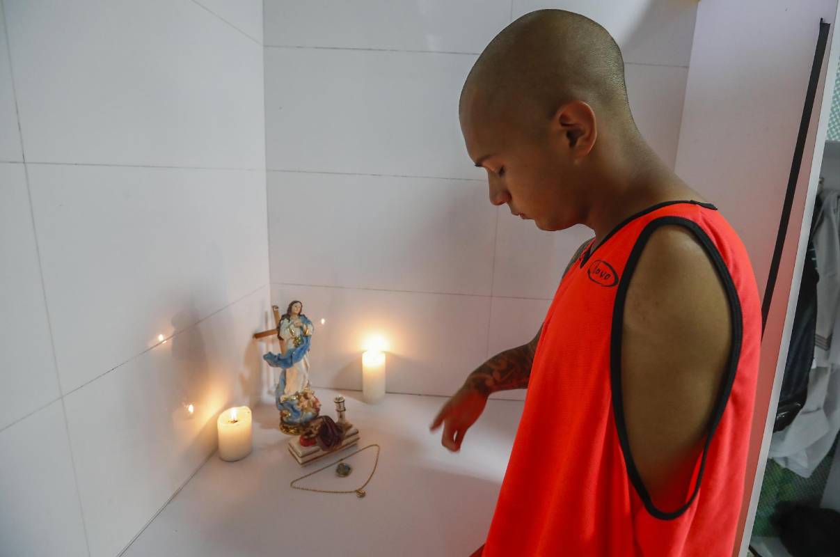 Santiago, volante 10 de Leones dedicó unos minutos para agradecerle a Dios por cumplir su anhelo de ser futbolista. Foto: Manuel Saldarriaga
