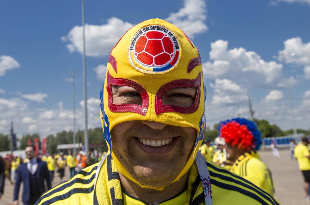 Enmascarados con la Tricolor ya adornan los alrededores del Mordovia Arena. FOTO JUAN ANTONIO SÁNCHEZ- ENVIADO ESPECIAL