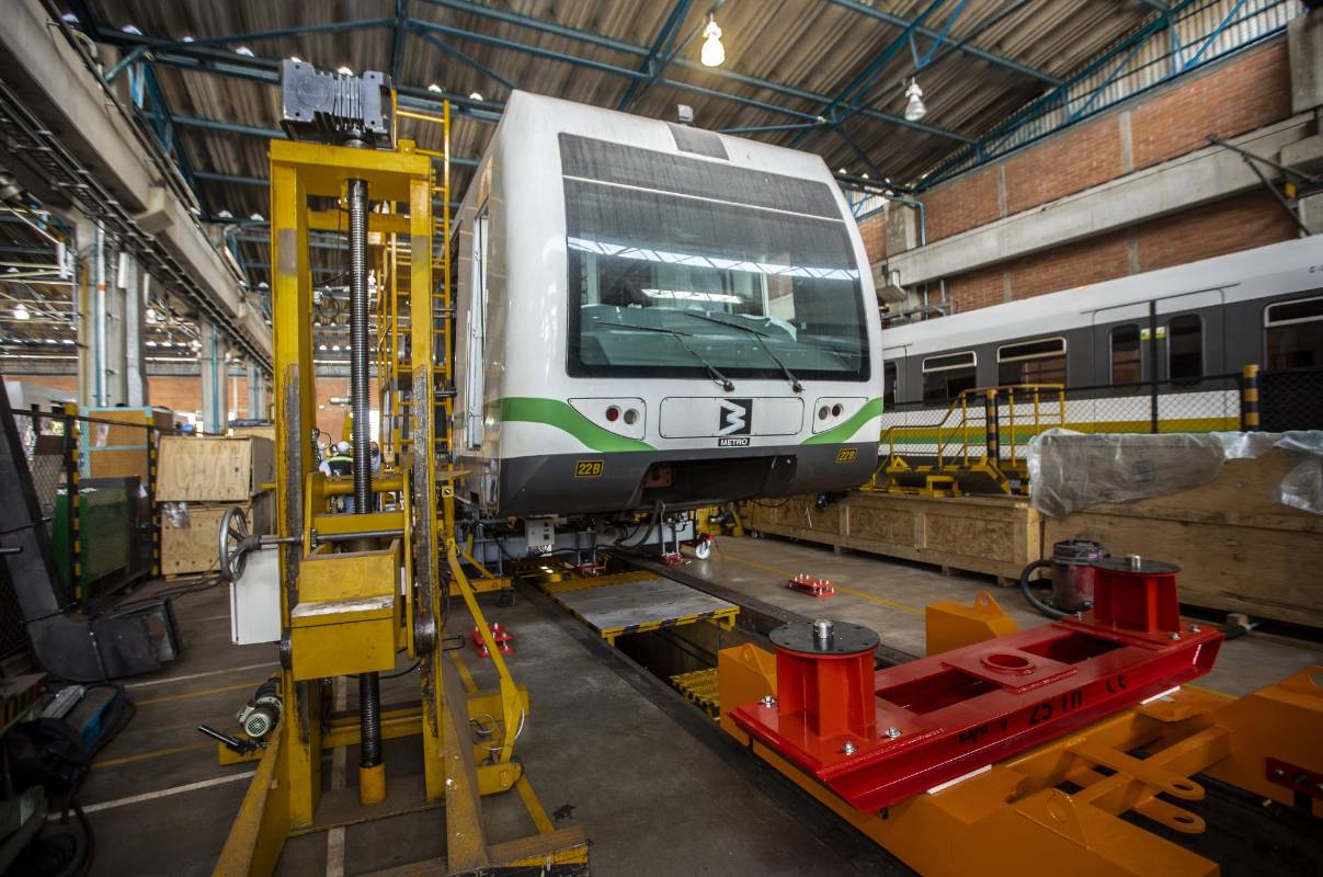 Los trenes 19 y 22 de la serie MAN, de los cuarenta y dos de la primera generación del Metro de Medellín, entraron a mantenimiento general en los talleres del Metro en Bello. Foto: Camilo Suárez 