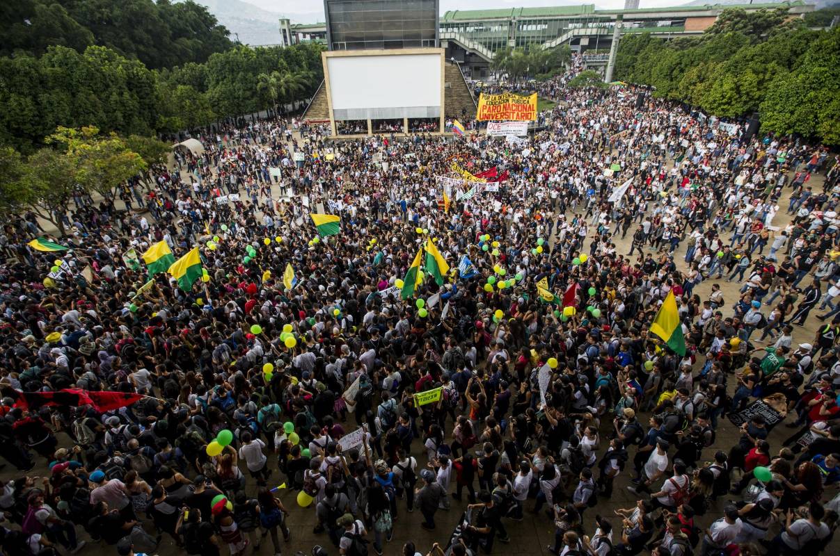Cientos de estudiantes se dieron cita en el parque de Los Deseos de Medellín donde iniciaron la marcha. Foto Jaime Pérez