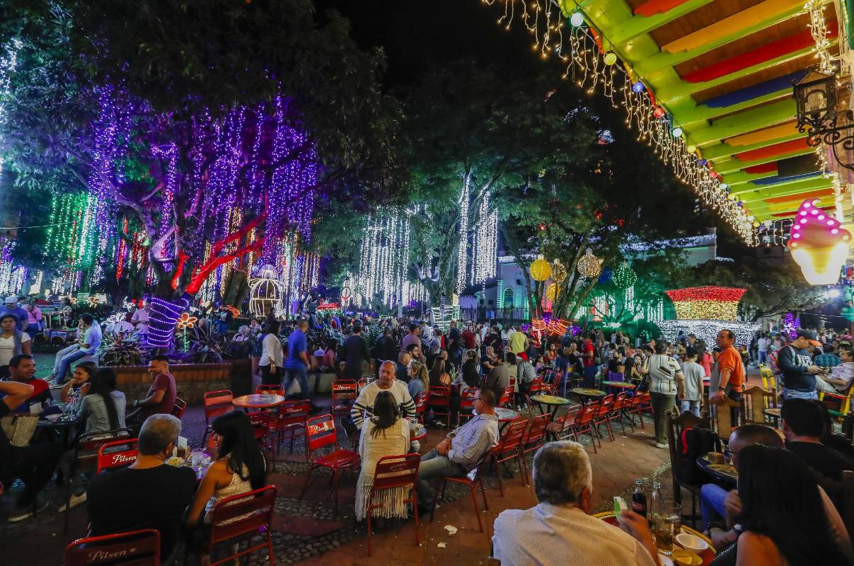 El municipio más pequeño del país recibe miles de turistas y locales para visitar el alumbrado, especialmente en el parque principal. Foto: Róbinson Sáenz