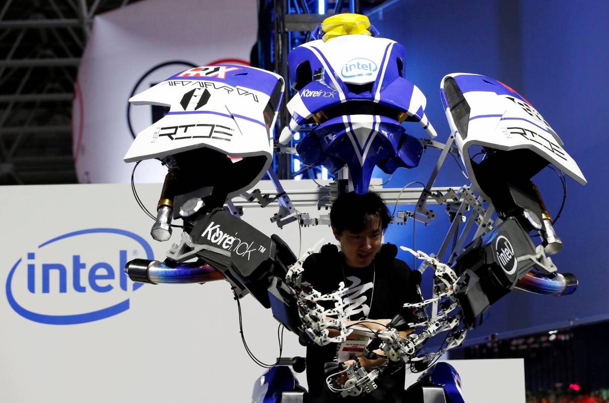 Un hombre se prueba un brazo robot para Figureheads en el Tokyo Game Show 2016. FOTO Reuters