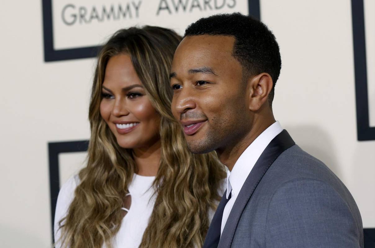 Chrissy Teigen y John Legend, otra de las parejas famosas de los Grammy. FOTO Reuters